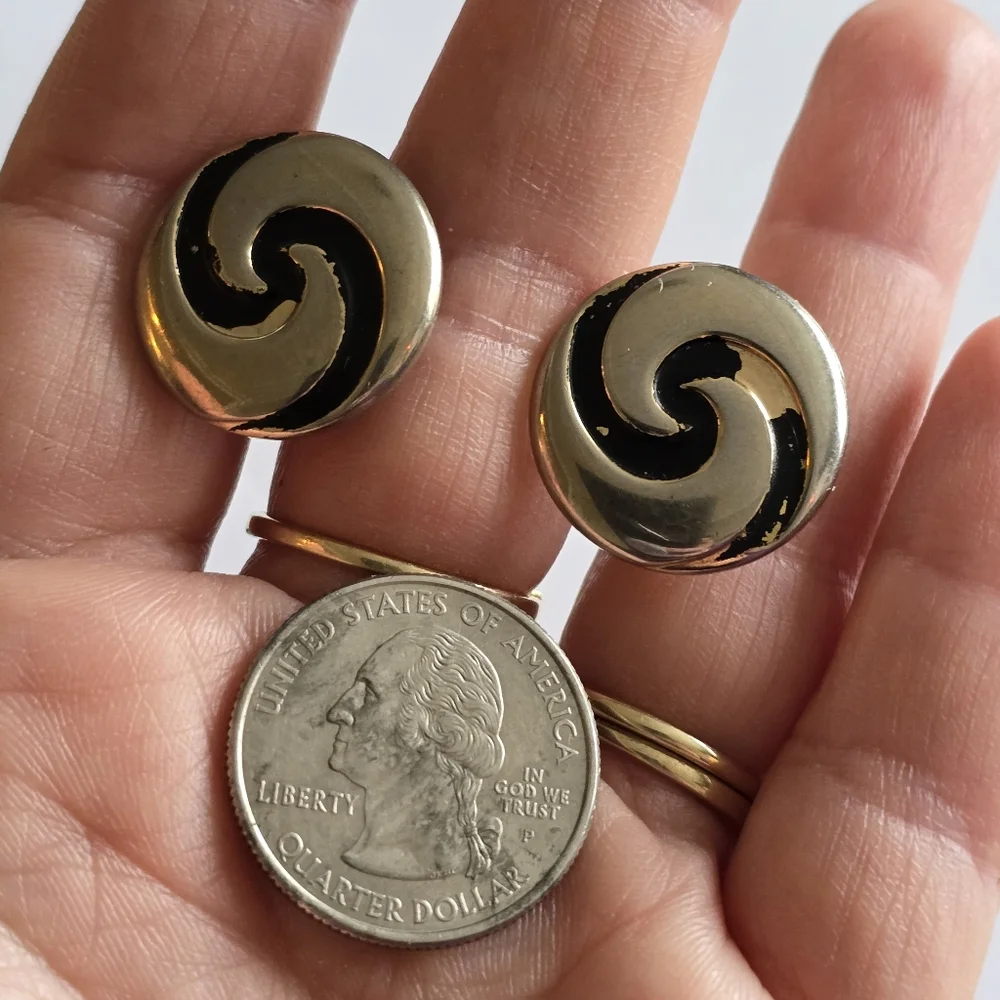 Vintage spiral cufflinks pale gold tone black enamel cuff links swirl men round